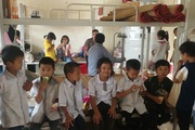 Ngày khai giảng của học sinh vùng khó ở Bắc Kạn: Xuống núi từ tờ mờ sáng, phụ huynh cũng "nội trú"
