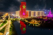 Người Hà Nội vui Tết Độc lập giữa “biển trong lòng phố”