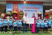 Japfa Việt Nam trao tặng 400 phần quà cho học sinh khó khăn.