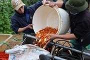 Làng cá chép đỏ nổi tiếng nhất đất Phú Thọ rộn ràng trước ngày tiễn Táo Quân chầu trời
