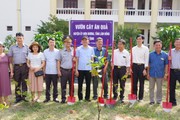 Đoàn Đại biểu tỉnh Lâm Đồng tặng 700 cây xanh và cây ăn quả