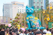 Biển người tập trung ở phố đi bộ Nguyễn Huệ chờ thời khắc giao thừa bắn pháo hoa đón Tết cổ truyền