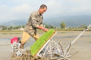 Phù Yên (Sơn La): Nông dân đưa máy cấy lúa vào thử nghiệm