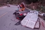 Xe tải tông xe con trên đường Hồ Chí Minh, hai bố con tử vong