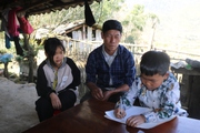 Lào Cai: Bé mồ côi người Mông 13 tuổi vẫn chưa có Giấy khai sinh