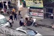 Clip: Bắt băng nhóm vác hung khí, rượt đuổi chém người sau va chạm khiến 2 người thương vong