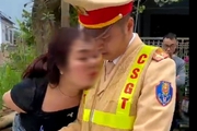 Lời khai của người phụ nữ bị còng tay nhưng vẫn lăng mạ cảnh sát giao thông ở Thanh Hoá