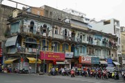Người dân di dời khỏi chung cư “chờ sập” 