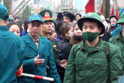 Hà Nội: Các tân binh bịn rịn vẫy tay chào người thân lên đường nhập ngũ 