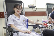 Bác sĩ trao "giọt hồng" dành tặng bệnh nhi