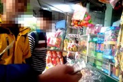 Học sinh nghi bị ngộ độc do ngậm, thổi đồ chơi không rõ nguồn gốc