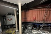 Container bất ngờ lạc tay lái gây đổ dải phân cách, tông thẳng vào nhà người dân ở Củ Chi