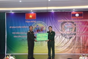  Tặng 20 suất học bổng "Nâng bước em tới trường" cho tỉnh Hủa Phăn (Lào)