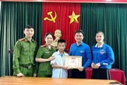 Tuyên dương nam sinh lớp 6 nhặt được của rơi trả lại người mất