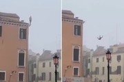 Venice: Truy tìm du khách nhảy từ nhà 3 tầng xuống kênh nước