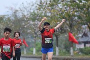 Tiền Phong Marathon 2023: Chạy giữa hàng cờ Tổ quốc
