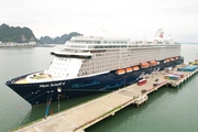 Tàu biển cao cấp đưa gần 2.200 du khách châu Âu đến Hạ Long