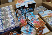 Chủ hàng gom đồ ăn vặt xuất xứ trôi nổi mang bán kiếm lời
