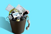 Hậu quả khôn lường từ thói quen vứt đồ điện thoại, máy tính cũ vào sọt rác