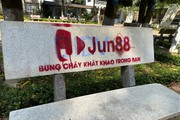 Hàng loạt ghế đá ở hoa viên Buôn Ma Thuột bị phun quảng cáo cá độ