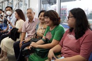 Hàng ngàn người dân phấn khởi khi lần đầu được trải nghiệm tuyến Metro số 1
