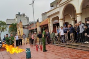 Công an phường Đại Kim vận động mỗi gia đình tự trang bị bình cứu hỏa