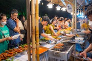 Du khách chen chân thưởng thức tinh hoa ẩm thực tại Festival Nghề truyền thống Huế 2023 