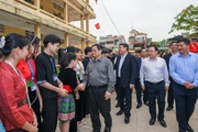 Thủ tướng Chính phủ Phạm Minh Chính thăm hỏi, tặng quà học sinh, cán bộ y tế, người bệnh ở Điện Biên