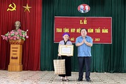Phó Chủ tịch HĐND tỉnh Sơn La trao huy hiệu 60 năm tuổi đảng tại Bắc Yên
