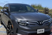 Khách Mỹ lái thử xe VinFast VF 8: 'Chiếc xe sáng tạo chưa từng có từ Việt Nam'