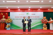 Doanh nhân Đỗ Quang Hiển nhận Kỷ niệm chương vì sự nghiệp phát triển Đại học Quốc gia Hà Nội