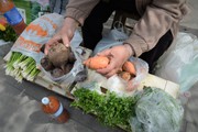 Chiến tranh, nghèo đói, lạm phát: Người Ukraine lay lắt kiếm sống trên đường phố 