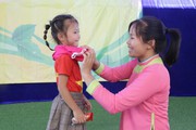 Gác lại ngày mùa, cha mẹ cùng con đến trường đón áo mới