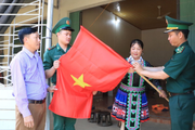 Lai Châu: Tặng cờ Tổ quốc và ảnh Bác Hồ cho người dân biên giới Huổi Luông