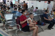 Nắng nóng kéo dài, bệnh da liễu "hoành hành" khiến nhiều người bứt rứt, gãi đến chảy máu