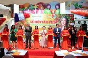 Rộn ràng mua sắm tại “Lễ hội táo Pháp 2023”