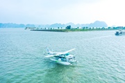 Du khách hào hứng trải nghiệm bay thuỷ phi cơ ngắm Vịnh Hạ Long