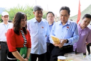 Phó Chủ tịch Thường trực Quốc hội Trần Thanh Mẫn thăm, tặng quà tại huyện Mộc Châu