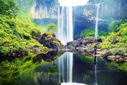 Đây là thác nước ở Gia Lai, đến nơi thấy hiện ra đẹp mê hồn, nước đổ ầm ầm, có hồ nước lặng như gương
