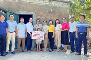Hai mẹ con khốn khổ vui mừng đón nhận tiền hỗ trợ xây nhà từ Báo NTNN/Điện tử Dân Việt và Quỹ Thiện Tâm