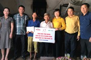 Vợ chồng nghèo mừng rỡ khi nhận hỗ trợ xây nhà mới