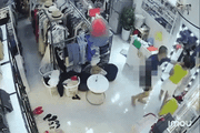 Clip NÓNG 24h: Thanh niên ở Vĩnh Phúc cầm dao khống chế, ép chủ shop quần áo "quan hệ" 