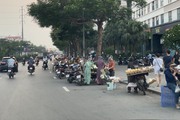 Hàng dài ô tô tải và người dân biến vỉa hè lòng đường thành chợ cóc ở quận Hà Đông