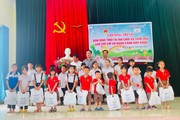 Tặng quà và thiết bị đồ chơi cho trẻ có hoàn cảnh khó khăn