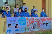 Thanh niên tình nguyện Hà Tĩnh chuẩn bị sẵn nước, bánh, sữa... cho sĩ tử dự thi tốt nghiệp THPT 2023