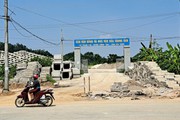 Hòa Bình: Sân vận động tiền tỷ biến thành bãi tập kết vật liệu trái phép