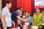Trao xe đạp cho học sinh và nhiều suất quà cho bà con ngư dân nghèo ở Nghi Xuân (Hà Tĩnh)