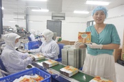 Làm thứ bánh dừa lạ miệng, một phụ nữ thành phố biển đưa đặc sản Đà Nẵng bán ra chợ quốc tế