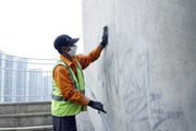 Những hình vẽ bậy trên cầu Ba Son đang được xóa
