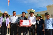 Chủ tịch UBND tỉnh Bình Định Phạm Anh Tuấn thăm người dân xã đảo Nhơn Châu